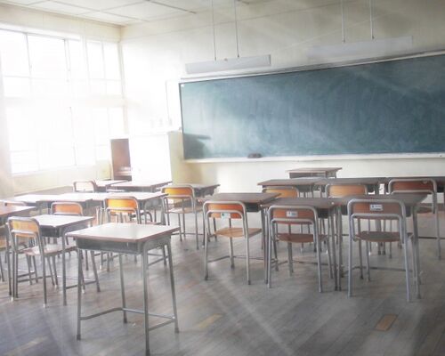 光が差し込む教室